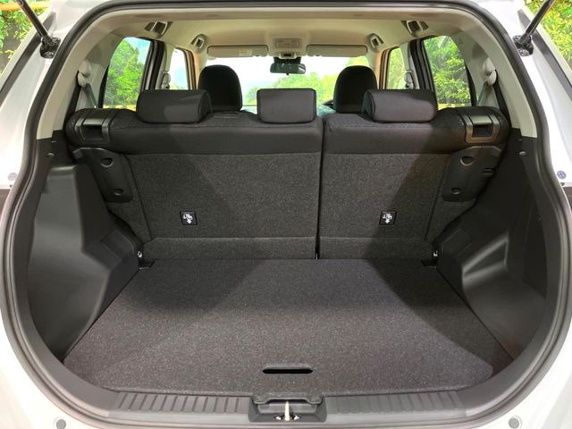 ���i�̂���������ʋ΁A���}���ɏ\���ȉ׎��X�y�[�X���m�ۂ��Ă���܂��B�Z�J���h�V�[�g��|���ƁA�傫�ȉו��̐ύڂ��\�ł���