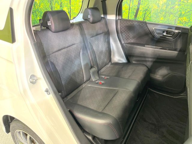 広々とした2列目シートは居住性が高く、居心地も快適!友達や家族とのお出かけにぴったりです。ベビーシートやチャイルドシート使用時も快適にお過ごしいただける十分な空間を確保しています。