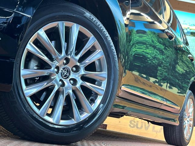 【純正18インチアルミホイール】外観にマッチした純正アルミホイールを装着しております。各種社外アルミホイールや、スタッドレスタイヤも取扱いしております。是非ご相談ください♪