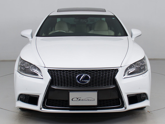 禁煙車です!室内は嫌なニオイも無く、すごく綺麗な状態です!禁煙車・・特にセダンタイプのお車では少ないですよね!!タバコのニオイが苦手なお客様必見です!快適にご乗車頂けます!!