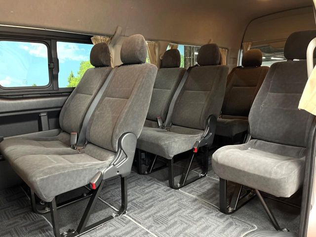 後部座席も気になるようなキズ・汚れやへたり等、大きなダメージはなく、良好な状態です。