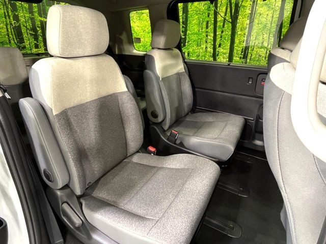 二列目中央はウォークスルーとなっております。二列目と三列目の移動や乗り降りがとっても楽になるので、乗り降りの際もストレスを感じることはありません♪