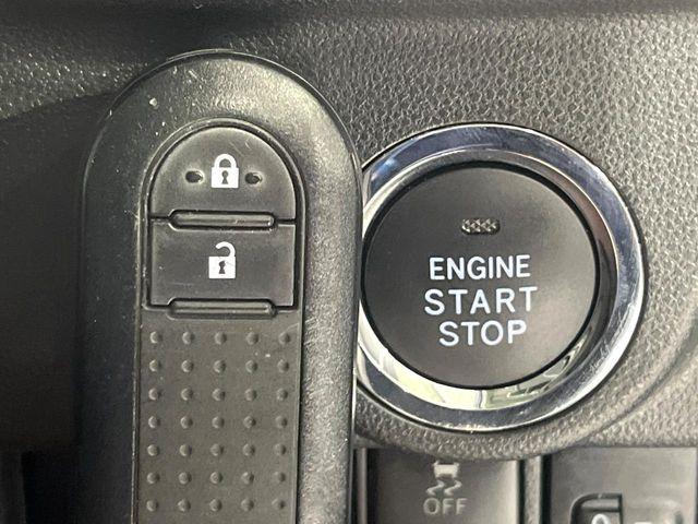 【キーフリーシステム】カバンやポケットに入れたままでもドアの施錠・解錠が可能なスマートキーを装備。エンジンのオン・オフ時もカギを取り出す必要が無いからとっても便利です♪