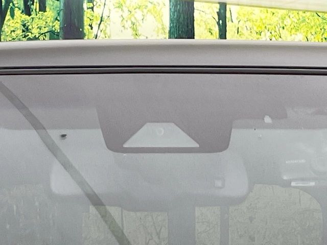 【トヨタセーフティセンス】走行中に前方の車両等を認識し、衝突しそうな時は警報とブレーキで衝突回避と被害軽減をアシスト。より安全にドライブをお楽しみいただけます。