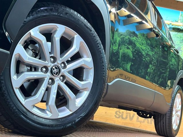 【純正17インチアルミホイール】外観にマッチした純正アルミホイールを装着しております。各種社外アルミホイールや、スタッドレスタイヤも取扱いしております。是非ご相談ください♪