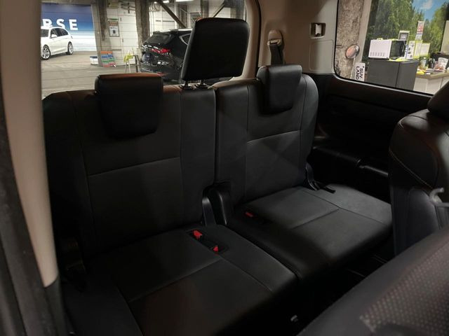 3列目シートはもちろん状態良好☆大人でもゆったりと座って頂けますので、大人数でのお出かけもラクラクです♪ご家族で、気の知れた仲間で、ドライブに行くのが楽しみですね♪