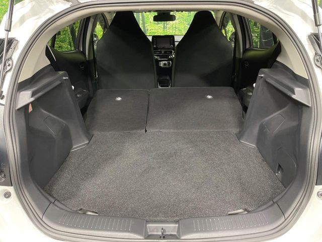 後席を格納すると、これだけの広さが!シーンに合わせたシートアレンジで、大きな荷物も積むことが出来ます♪