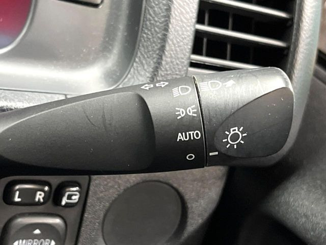 【オートライト】周りの明るさに応じて自動でヘッドライトの点灯・消灯ができる機能です!ライトの付け忘れ・消し忘れなどが無くなり、雨の日や夕方の走行も安心!トンネル通過時も便利ですね♪