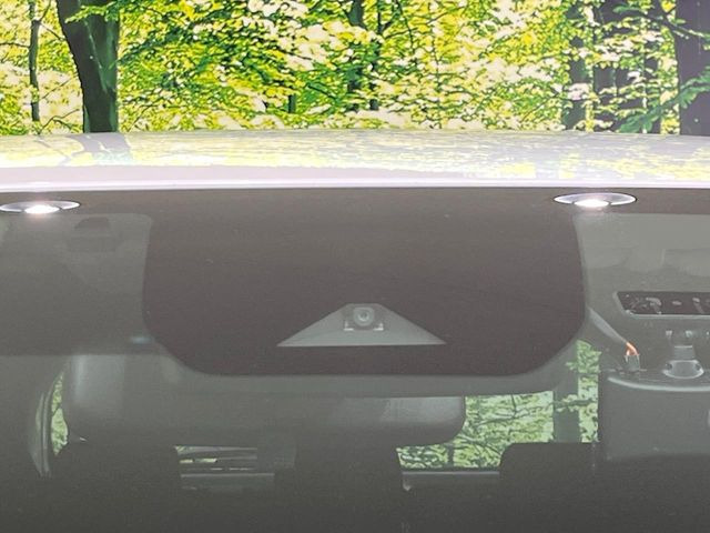 【インテリジェントエマージェンシーブレーキ】フロントカメラで前方の車両や歩行者を検知。衝突しそうな時は衝突被害軽減ブレーキが作動、衝突回避をサポート。より安全にドライブをお楽しみいただけます。