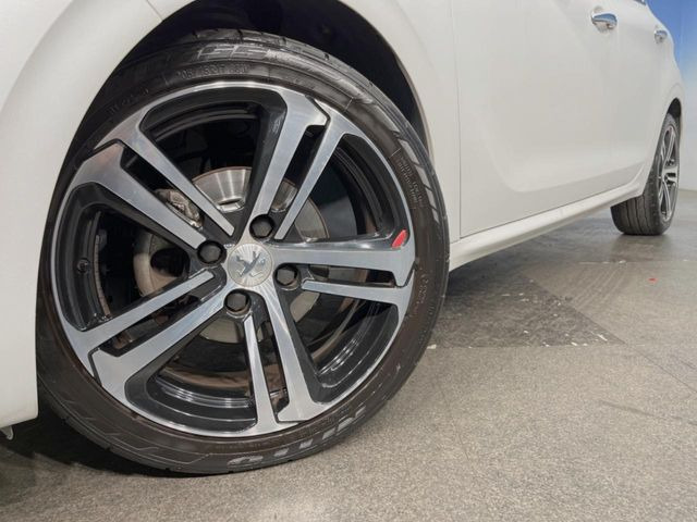 ●純正17インチアルミホイール:輸入車ならではの卓越した走りを支えるホイールと足回りです!日本車の走りに慣れている方にもぜひ体感して頂きたいほど、高いレベルでまとまっています!