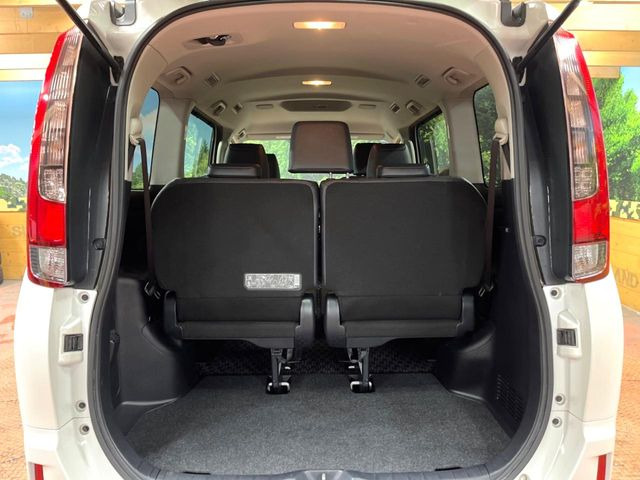 後席を格納すると、これだけの広さが!シーンに合わせたシートアレンジで、大きな荷物も積むことが出来ます♪