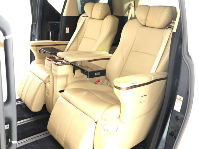 (☆プレミアムナッパ本革シート☆)なめらかでしっとりとした本革シート♪快適な温冷風シート機能、専用の読書灯、電動リクライニング、電動オットマン、格納テーブルと最上級グレード装備!