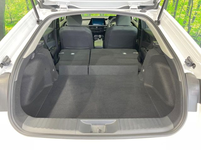ラゲッジルームは、大容量のスペースを確保。普段のお買い物からレジャーまで、幅広く活躍してくれます!また、リアシートを倒すことでバリエーション豊かにお使いいただけます。