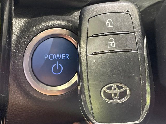 【スマートキー】カバンやポケットに入れたままでもドアの施錠・解錠が可能なスマートキーを装備。エンジンのオン・オフ時もカギを取り出す必要が無いからとっても便利です♪