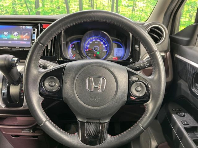 【純正革巻きステアリング】上質な革を使用することで、手にしっかり馴染みとても運転しやすいハンドルです♪