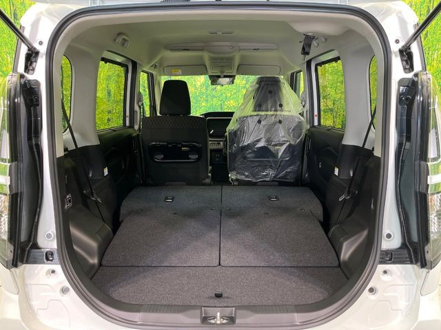 ���i�̂���������ʋ΁A���}���ɏ\���ȉ׎��X�y�[�X���m�ۂ��Ă���܂��B�Z�J���h�V�[�g��|���ƁA�傫�ȉו��̐ύڂ��\�ł���