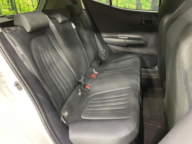 コンパクトカーですが、セカンドシートは十分な広さがあり快適にお乗りいただけます♪シートを倒して大きな荷物を積んだりと、用途の幅が広い1台です。