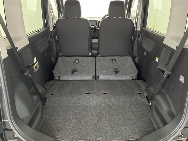 ���i�̂���������ʋ΁A���}���ɏ\���ȉ׎��X�y�[�X���m�ۂ��Ă���܂��B�Z�J���h�V�[�g��|���ƁA�傫�ȉו��̐ύڂ��\�ł���