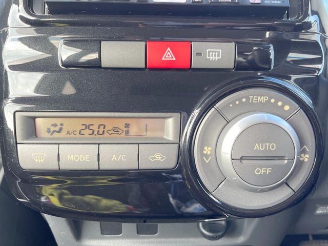 【オートエアコン】一度お好みの温度に設定すれば、車内の温度を検知し風量や温度を自動で調整。暑い…寒い…と何度もスイッチ操作をする必要はありません。快適な車内空間には必須の機能ですね♪