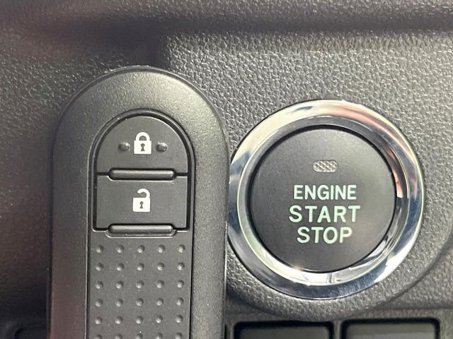 【キーフリーシステム】カバンやポケットに入れたままでもドアの施錠・解錠が可能なスマートキーを装備。エンジンのオン・オフ時もカギを取り出す必要が無いからとっても便利です♪