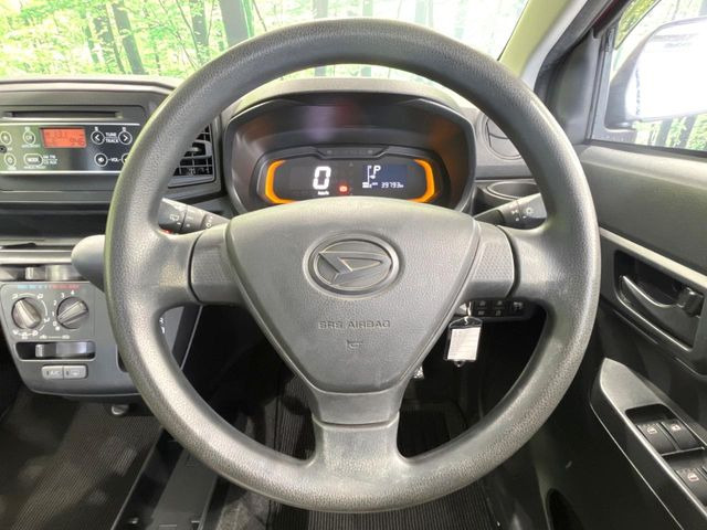 �C���e���A�ɍ��킹���f�U�C���̃X�e�A�����O�́A�^�]�������̂��Ƃ��l���A�^�]���₷���`��A�傫���ł��B�����x�A���ۂɐG���Ă��m���߂��������B