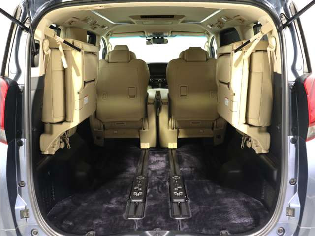 ミニバン最大級のスペース!ご家族、お友達とのキャンプやバーベキューほか、お仕事でも十分な容量が有ります!