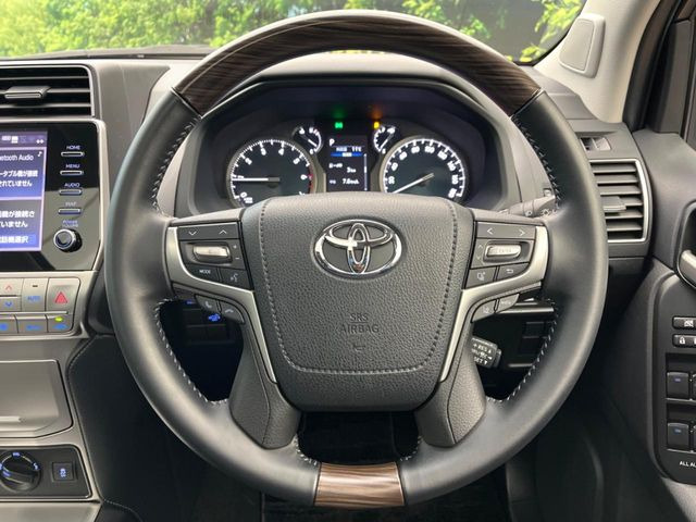 【ウッドコンビステアリング】高級感ある木目調パーツを採用した手に良く馴染むコンビハンドル。運転席廻りの雰囲気も一気に豪華になります!