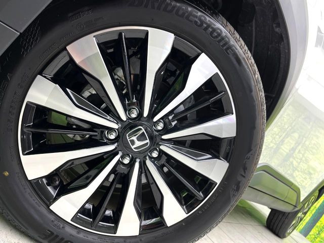 �y����17�C���`�A���~�z�C�[���z�O�ςɃ}�b�`���������A���~�z�C�[���𑕒����Ă���܂��B�e��ЊO�A���~�z�C�[����A�X�^�b�h���X�^�C�����戵�����Ă���܂��B���񂲑��k����������