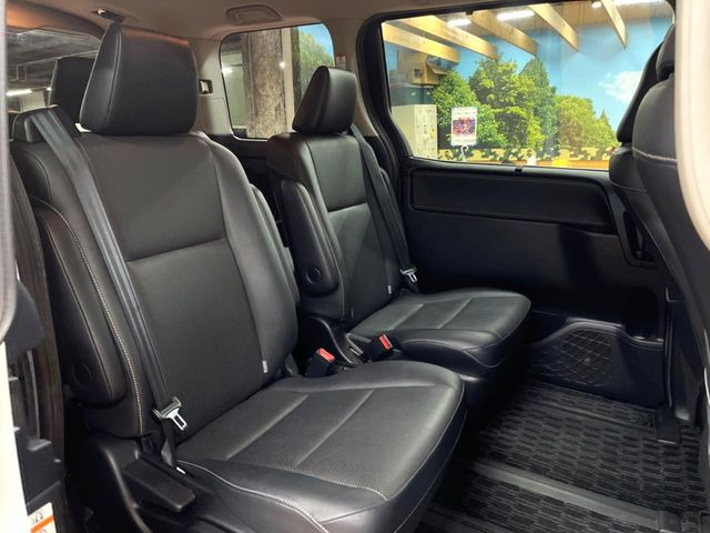 二列目中央はウォークスルーとなっております。二列目と三列目の移動や乗り降りがとっても楽になるので、乗り降りの際もストレスを感じることはありません♪