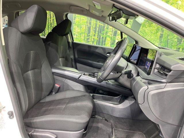 運転席シート廻りは使用感も少なく、良好な状態となっています。丁寧に使われていたことがよくわかりますね。十分なスペースもあり、大柄な方でもゆったり運転していただける環境です。