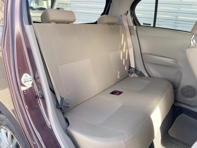 後部座席も気になるようなキズ・汚れやへたり等、大きなダメージはなく、良好な状態です。