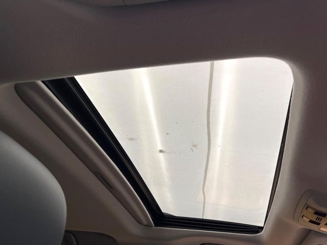 【サンルーフ】開放感たっぷりの希少装備、サンルーフが装着されています!車内に明かりを取り入れたり景色を楽しむ以外にも、車内の空気も簡単に換気できて快適です!