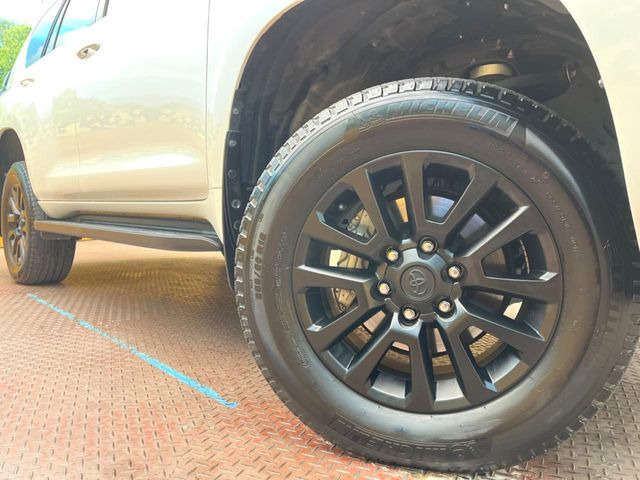 【純正18インチアルミホイール】外観にマッチした純正アルミホイールを装着しております。各種社外アルミホイールや、スタッドレスタイヤも取扱いしております。是非ご相談ください♪