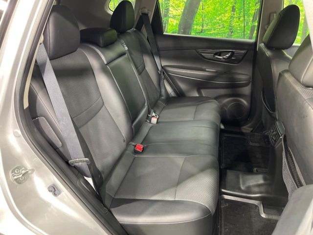 広々とした2列目シートは居住性が高く、居心地も快適!友達や家族とのお出かけにぴったりです。ベビーシートやチャイルドシート使用時も快適にお過ごしいただける十分な空間を確保しています。