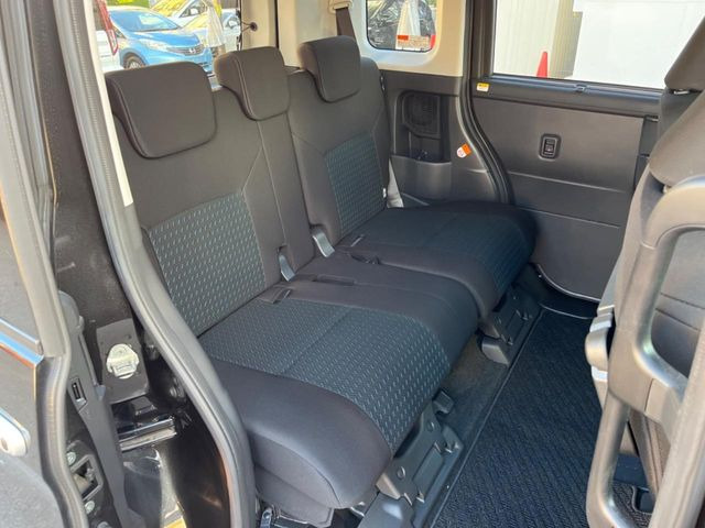 後部座席も気になるようなキズ・汚れやへたり等、大きなダメージはなく、良好な状態です。