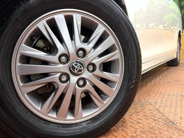 【純正15インチアルミホイール】外観にマッチした純正アルミホイールを装着しております。各種社外アルミホイールや、スタッドレスタイヤも取扱いしております。是非ご相談ください♪