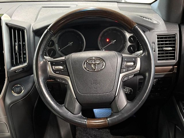 インテリアに合わせたデザインのステアリングは、運転される方のことも考え、運転しやすい形状、大きさです。是非一度、実際に触ってお確かめください。