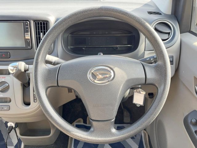 ステアリングも使用感が少なく、きれいな状態となっております♪