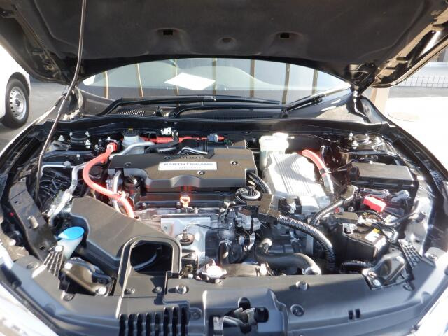 オリックス自動車保証付です。1年間走行距離無制限の保証となっております。消耗品・油脂類は除きます(輸入車は、6ヶ月もしくは5,000kmまで)。全国に提携工場があるので、遠方の方も安心ですよ。