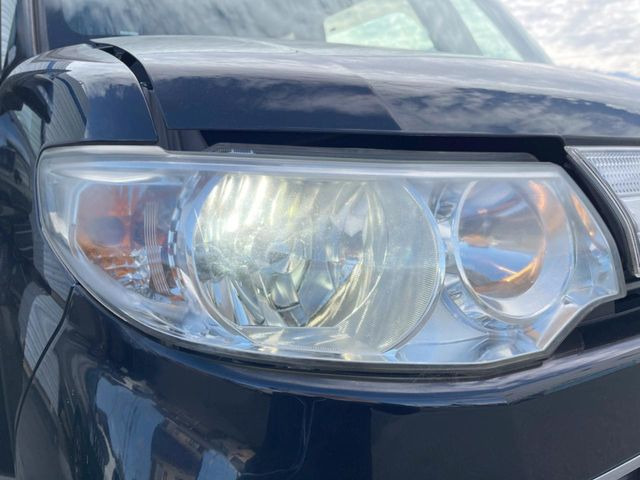 【HIDヘッドライト】非常に明るく前方を照らしてくれるので、悪天候や夜間の走行時も視界良好で安心してお乗りいただけます。