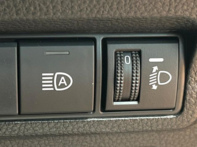 【オートマチックハイビーム】夜間の安全走行に役立つ便利な機能!先行車や対向車を検知し、ハイビームとロービームを自動で切り替えてくれます♪