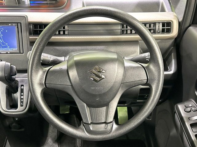 �C���e���A�ɍ��킹���f�U�C���̃X�e�A�����O�́A�^�]�������̂��Ƃ��l���A�^�]���₷���`��A�傫���ł��B�����x�A���ۂɐG���Ă��m���߂��������B