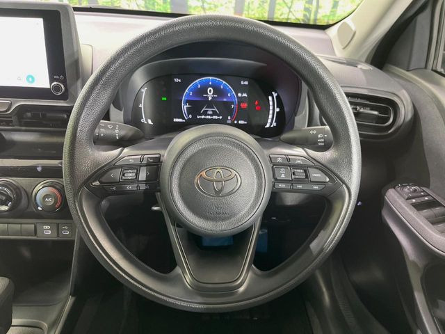 �C���e���A�ɍ��킹���f�U�C���̃X�e�A�����O�́A�^�]�������̂��Ƃ��l���A�^�]���₷���`��A�傫���ł��B�����x�A���ۂɐG���Ă��m���߂��������B