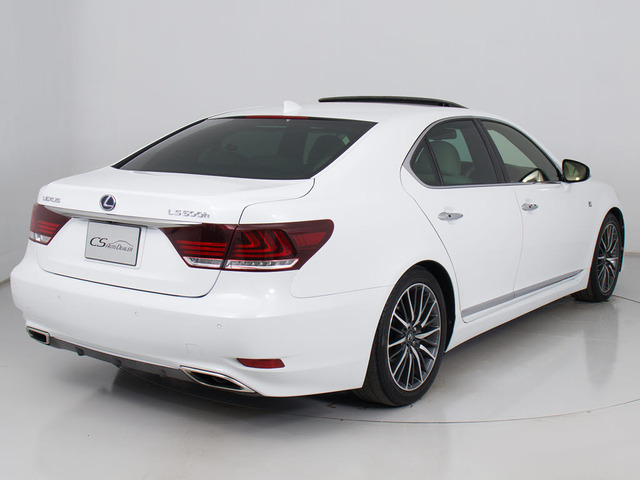 個性的なリアビューで御座います。精悍な佇まいは高級車ならではです。