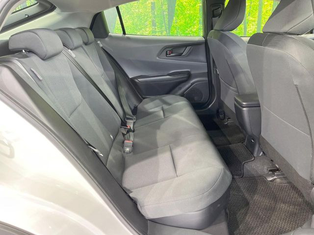 後部座席も気になるようなキズ・汚れやへたり等、大きなダメージはなく、良好な状態です。