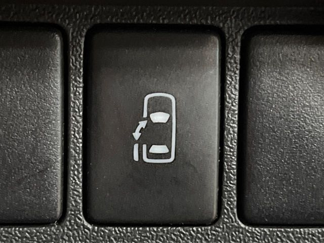 【パワースライドドア】スマートキーや運転席のスイッチでスライドドアの開閉が可能♪電動だから力を入れてドアを開ける必要が無く、小さいお子様でも、重い荷物を持っている時もラクに開け閉めできます♪