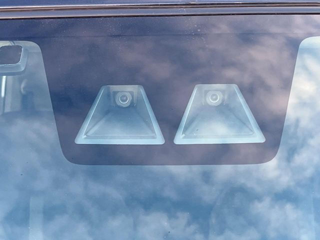 【スマートアシスト】走行中に前方の車両等を認識し、衝突しそうな時は警報とブレーキで衝突回避と被害軽減をアシスト。より安全にドライブをお楽しみいただけます。