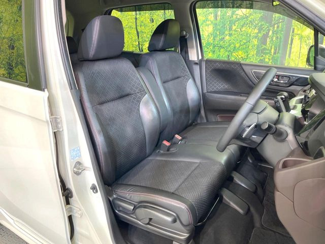 運転席まわりには十分なスペースがあり、大柄な方でもゆったり運転していただける環境です。