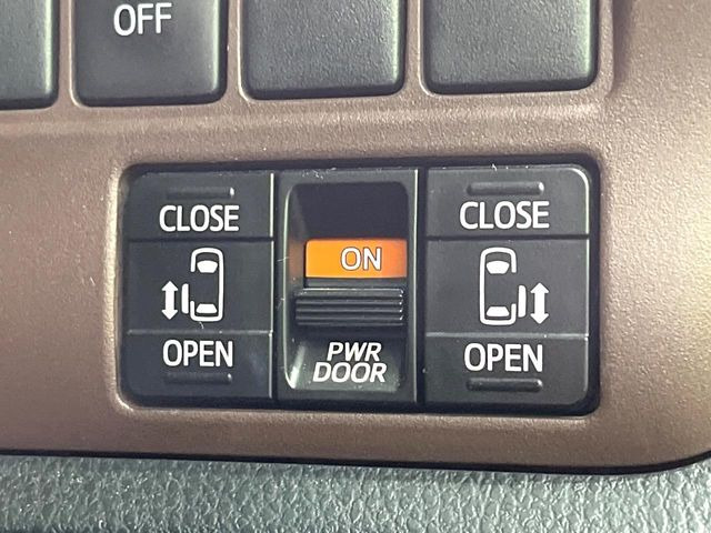 【両側パワースライドドア】スマートキーや運転席のスイッチで後席両側スライドドアの開閉が可能♪電動だから力を入れてドアを開ける必要が無く、小さなお子様でも簡単に開け閉めでき快適です♪