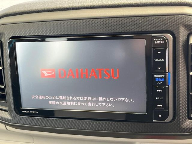 【純正ナビ】人気の純正ナビを装備しております。ナビの使いやすさはもちろん、オーディオ機能も充実!キャンプや旅行はもちろん、通勤や買い物など普段のドライブも楽しくなるはず♪